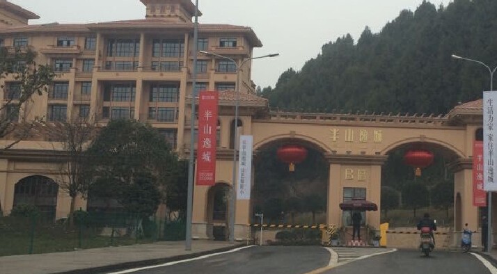 四川巴中半山逸城 房地产项目安装防雷箱